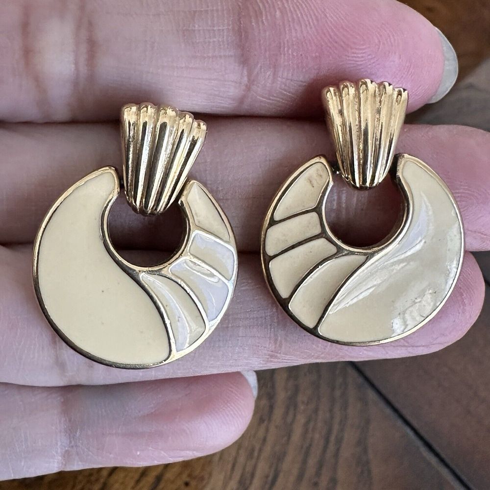 VTG Trifari Door Knocker Clip Earrings 1 Inch Cream Enamel Gold Tone Signed